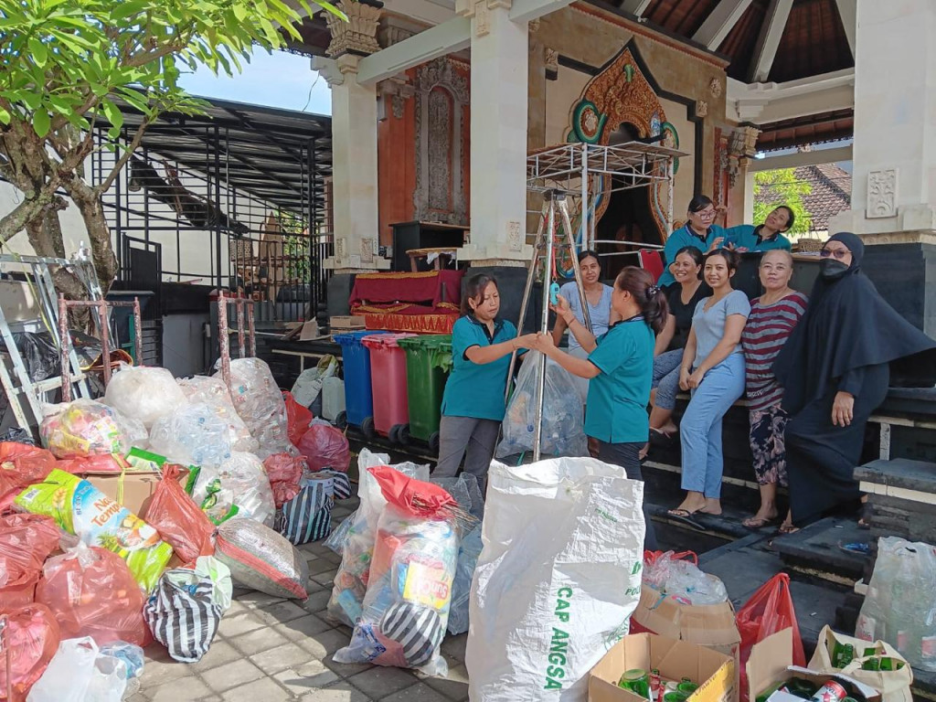 Kegiatan Bank Sampah di Banjar Campuan Asri Kangin, Desa Dalung